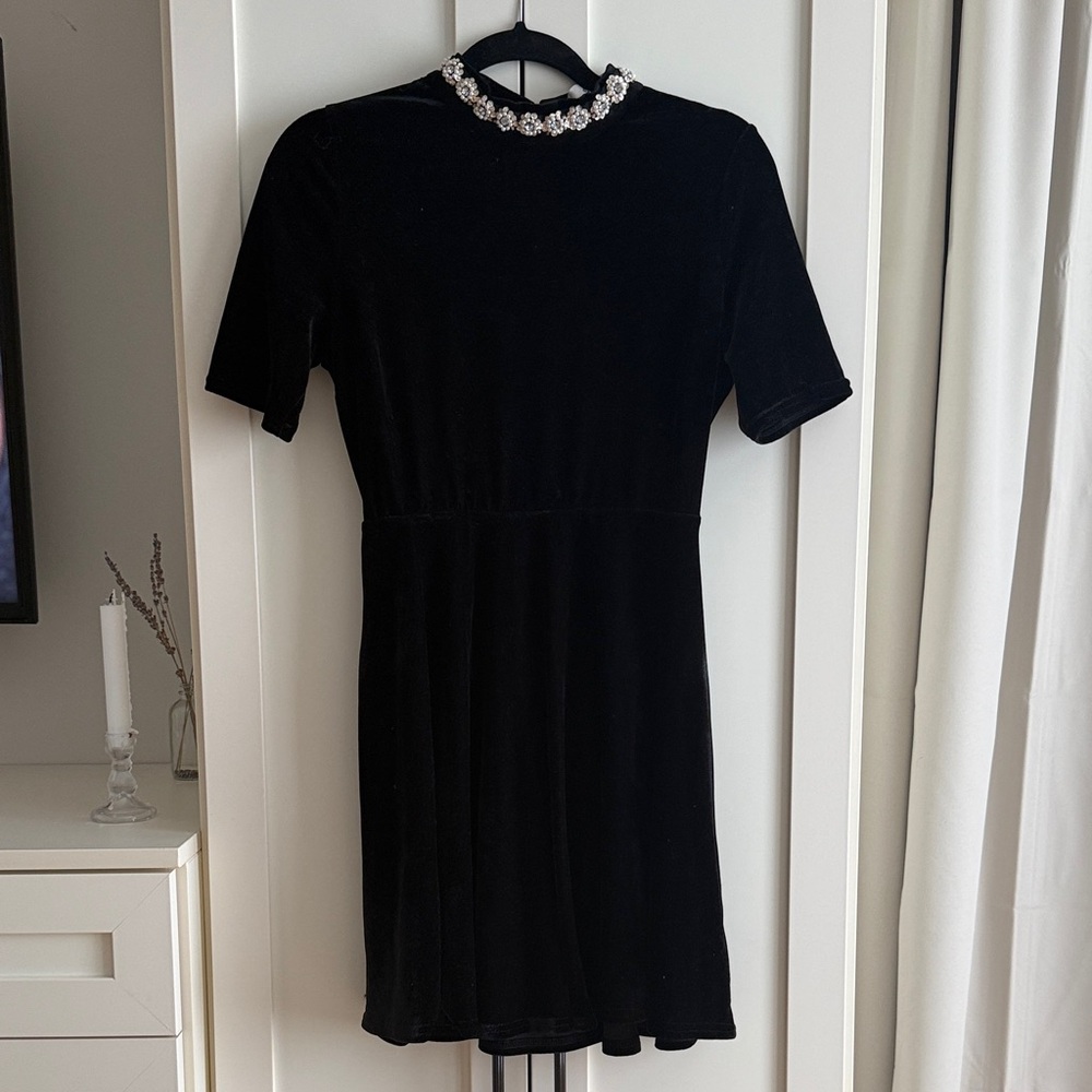 Elegant Black Backless Velvet Dress with Embellished Collar